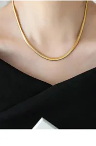 Nahaufnahme der goldenen 4mm Schlangenkette Halskette mit feiner glänzender Metallstruktur.