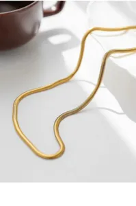 Detailaufnahme der minimalistischen 4mm Schlangenkette, elegante goldfarbene Fischgrät-Halskette.