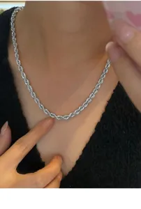 Detailaufnahme der silbernen Kordelkette mit klassischem Twist-Design und eleganter Textur.