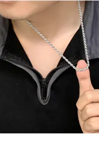 Silber Kordelkette Halskette Detailaufnahme mit feiner gedrehter Struktur und edlem Metallglanz.