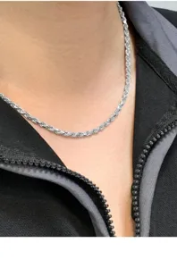 Detailaufnahme einer S925 Sterlingsilber Kordelkette am Hals, die das feine Twisted-Design zeigt.