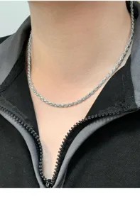Silberne Kordelkette Halsketten Detail, klassisches gedrehtes Design, elegantes Schmuckstück.
