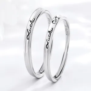 Detailansicht der Sterlingsilber Partnerringe mit Gluck Gravur und funkelndem Stein Detail.