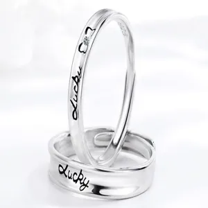 Nahaufnahme von S925 Sterlingsilber Partnerringen mit Lucky Gravur und glänzendem Zirkon.