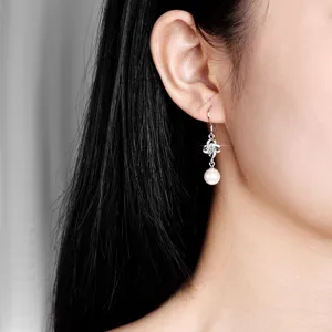 Pendientes de trébol de diamante y plata S925, elegante estilo coreano vista principal.