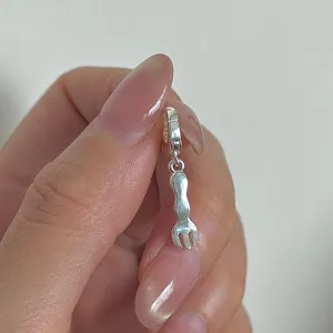 Detailansicht des Vintage Gabel Anhängers aus S925 Sterlingsilber mit feiner Handwerkskunst.
