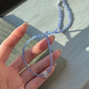 Delicata collana di perline con ciondolo floreale in argento, gioiello di tendenza.