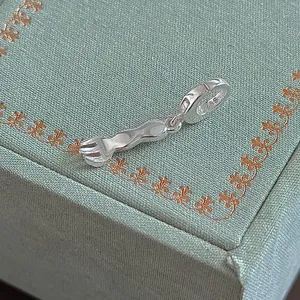 Silber Gabel Anhänger Detailansicht, zarter Besteck Charm aus Sterlingsilber zum Basteln.