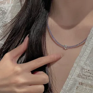 Primo piano della collana girocollo in argento con perline tanzanite, gioiello elegante.