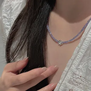 Delicata collana di perline tanzanite con ciondolo a fiore in argento per look eleganti.