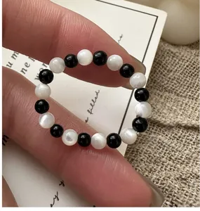 Bague élastique vintage en perles de coquillage noir et blanc pour femmes, style coréen chic.