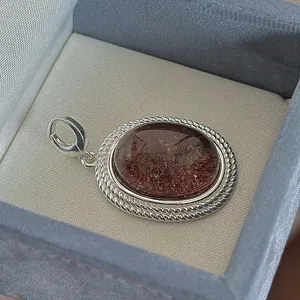Detailansicht eines vintage S925 Sterlingsilber roten Rutilquarz ovalen Anhängers.