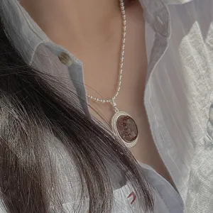 Detailaufnahme der S925 Silber Vintage Rutilquarz Anhänger Halskette für den Alltag.