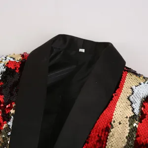 Nahaufnahme des farbigen Pailletten-Blazer-Kragens für Herren, glänzendes Streifendesign.
