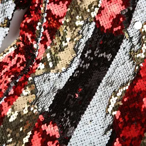 Nahaufnahme von bunten gestreiften Paillettenstoff für Herrenjacke, schimmerndes Design.