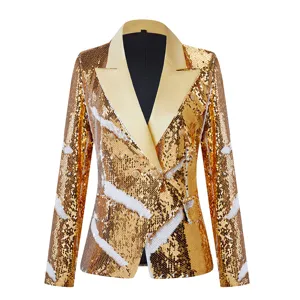 Detalle de chaqueta blazer para mujer con lentejuelas doradas y un gran diseño de solapa.