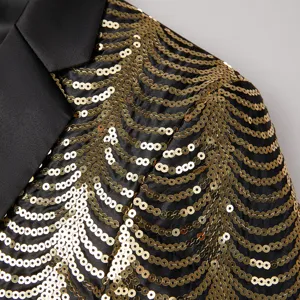 Detailansicht des goldenen Pailletten-Blazers mit wellenförmigem Muster und tollem Glanz
