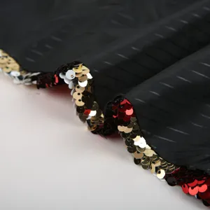 Detailansicht der Herren Pailletten Anzugjacke mit bunten Streifen und glitzerndem Saum.