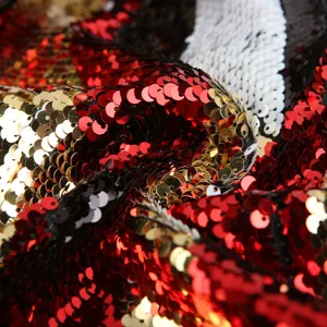 Nahaufnahme des bunten gestreiften Paillettenstoffs mit glänzender Textur und reinen Farben.