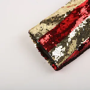 Nahaufnahme von auffälligem rot-golden gestreiften Paillettenstoff für Herrenmode-Blazer.