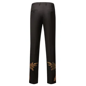 Pantalones de vestir negros para hombre slim fit con bordado de hojas de lentejuelas doradas.