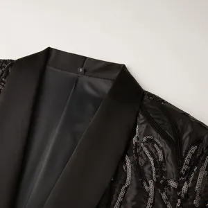 Λεπτομερές κοντινό πλάνο του γιακά ανδρικού σακακιού με μαύρες παγιέτες και ετικέτα.