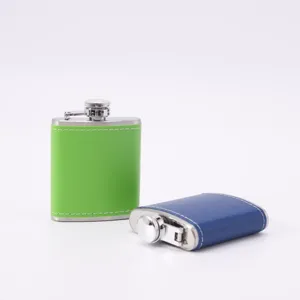 Tragbarer Edelstahl Flachmann mit PU Leder Ummantelung fuer Outdoor Camping Schnapsflasche Detail.