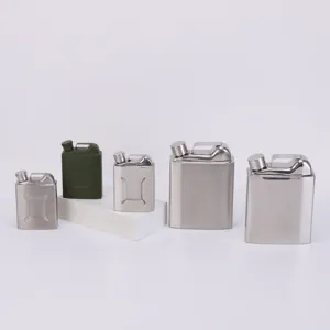 Détail de flasque en acier inoxydable bidon, ensemble de flasque portable créatif extérieur.