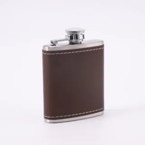 Tragbarer Edelstahl Flachmann mit brauner Lederhülle und weißer Naht für Outdoor.