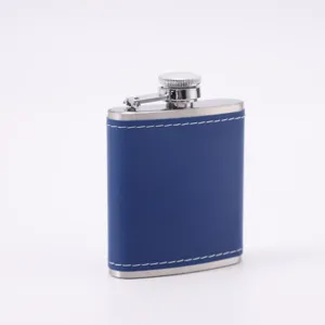 Detailansicht des tragbaren, mit blauem Leder umwickelten Edelstahl-Flachmanns für Camping.