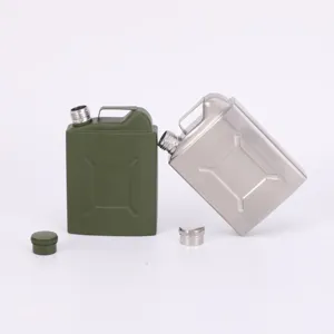 Vue détaillée de flasques de poche en acier inoxydable en forme de mini bidon d'essence.
