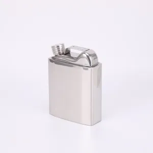 Détail de la flasque en acier inoxydable, vue rapprochée du modèle de poche métal.