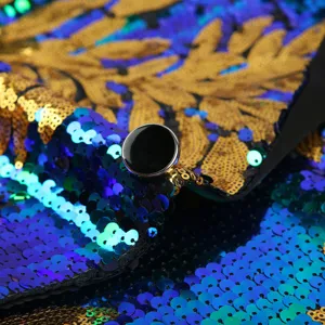 Nahaufnahme von Herren Pailletten Anzug Stoff mit schimmerndem blauem Goldblatt Muster.