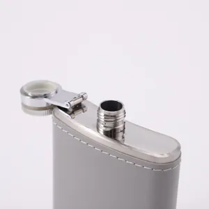 Edelstahl Flachmann Detailansicht, tragbare Taschenflasche mit grauem Lederbezug für Outdoor.