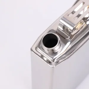 Vue detail de gourde flasque jerrican en acier inoxydable, design portable metal.