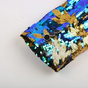 Nahaufnahme Detailaufnahme des Herren Pailletten Anzug Ärmels mit bunten Mustern.