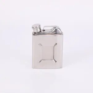Flasque portable en acier inoxydable avec design créatif de bidon d'essence pour extérieur.