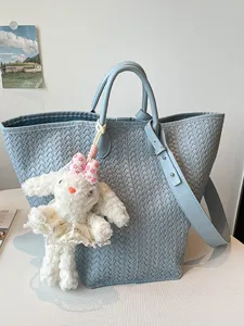 Femme Mode Grande Capacité Tissé PU Cuir Sac Cabas Décontracté Commuter Épaule Bandoulière Sac Avec Pendentif Lapin Peluche