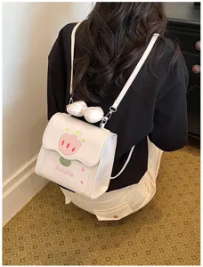 Gros plan d'un mini sac à dos blanc avec broderie de tulipes et nœud papillon charmant.