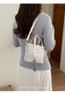 Neuartige chinesische Retro Umhängetasche mit Quaste und elegantem gewebten Jacquardmuster.