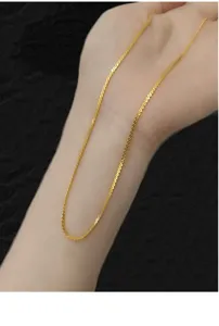 Detailaufnahme einer eleganten S925 Sterlingsilber Flachkette, minimalistischer Stil.