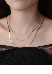Nahaufnahme einer doppellagigen S925 Silber Flachketten Halskette im minimalistischen Stil.