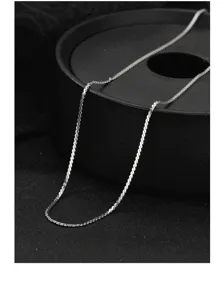 Nahaufnahme Detail einer glänzenden S-förmigen flachen Silberkette, minimalistischer Stil.