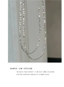 Nahaufnahme einer Sterlingsilber Kette mit glitzernden strukturierten Details für Damen.