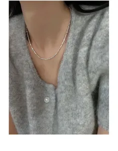 Nahaufnahme Detailaufnahme der glitzernden silbernen Halskette am Hals, elegantes Design.