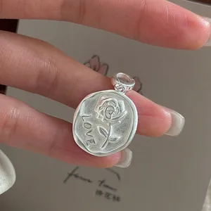 Ciondolo Rosa in Argento Sterling 925 Vintage Opaco per Donna Uomo Lettere Love Goffrate Stile Coreano Ciondolo Solo Senza Catena