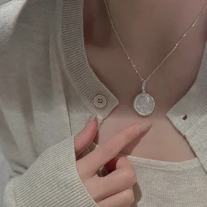 Collana con ciondolo a rosa in argento e catena delicata, finitura opaca retrò.