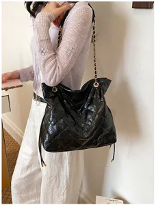 Black crinkled leather tote bag women chain shoulder bag stylish large capacity commuter 2026