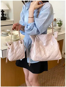 Pink quilted chain tote bag set featuring glossy patent leather and stylish metallic straps.