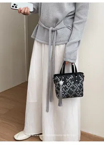Retro chinesische Handtasche mit geometrischem Muster und elegantem Quastenanhänger